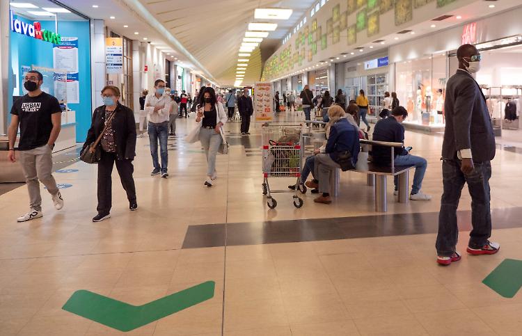 Centri commerciali riaperti, gallerie subito affollate
