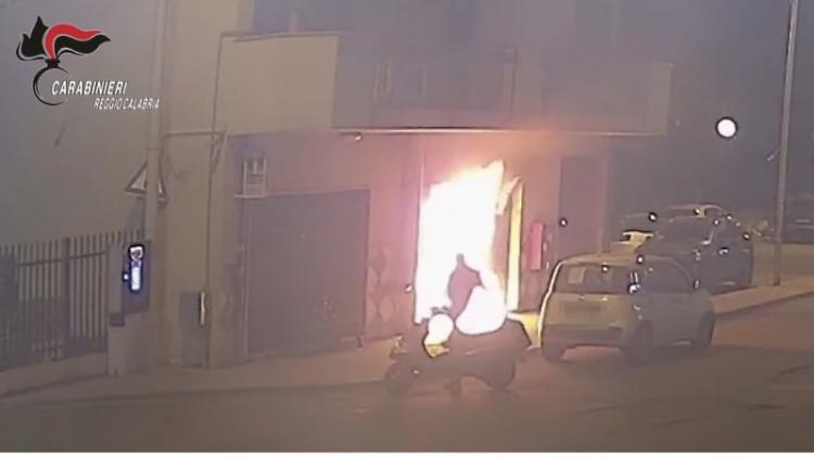 'Ndrangheta: gli incendiano negozio perché non vuole venderlo