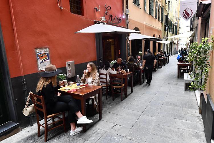 "Nessun limite all'aperto: al chiuso in 8 al tavolo"