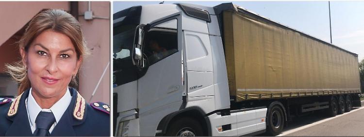 Ubriaco al volante del tir, minaccia gli agenti con un coltello
