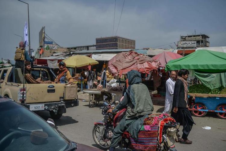 Afghanistan, talebani: 'Donne al governo, ma nel rispetto della Sharia'