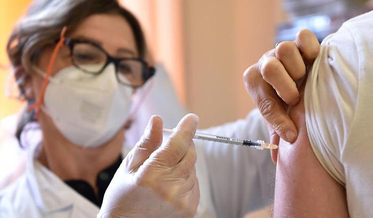 Vaccinazioni, al via la terza dose per 710 mila lombardi over 80