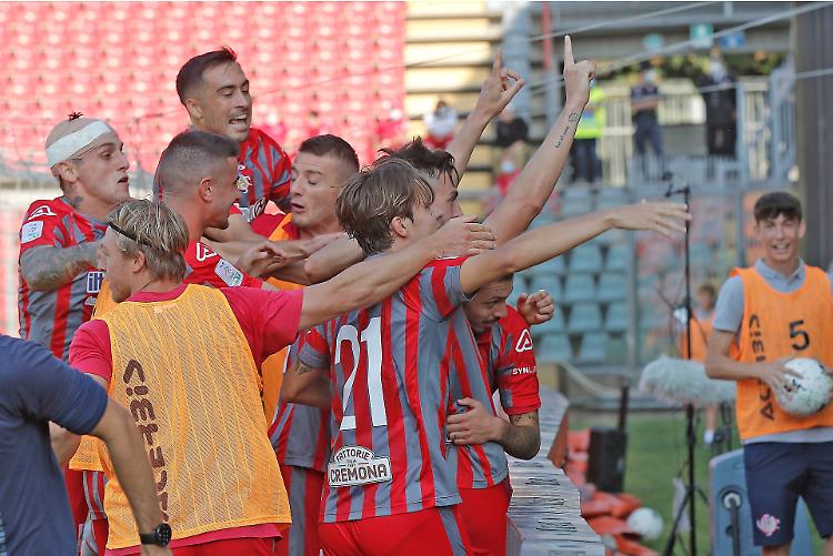 Il Brescia affonda col Como, la Cremonese è seconda da sola