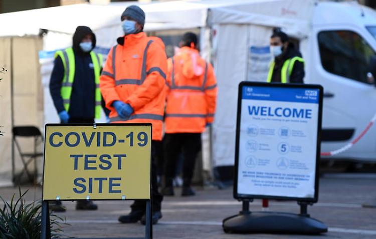 Test prima di partire per la Gran Bretagna, le proteste del settore aereo