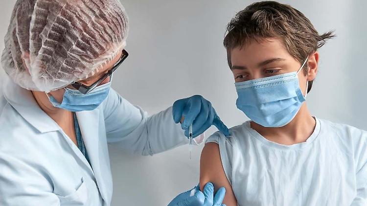 Contagi boom nella fascia 0-11: "Ecco perché il virus colpisce i bambini"