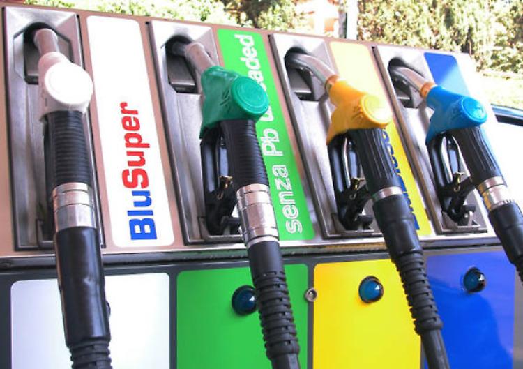 Benzina: prezzo torna a salire, verde a 1,723 euro al litro