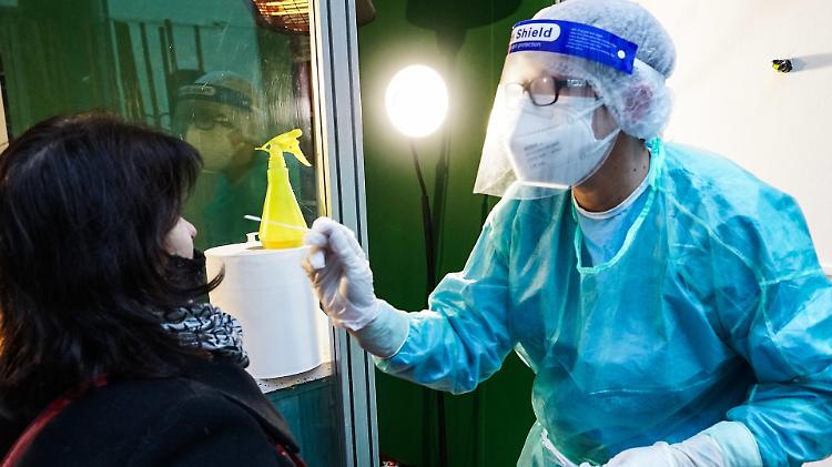 Lombardia, tampone per fine isolamento anche in farmacia