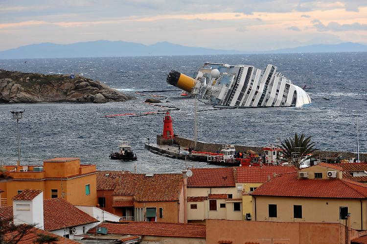 Costa Concordia, dieci anni fa il naufragio: a bordo tre cremonesi