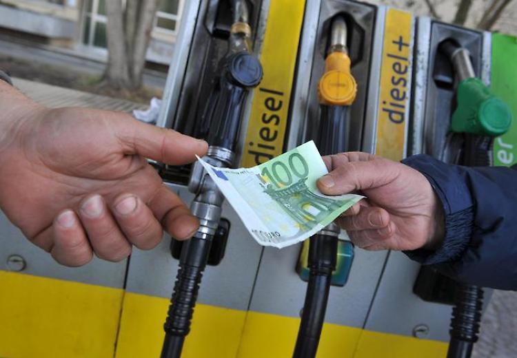 Benzina: Qe, prezzo self supera 1,8 euro al litro