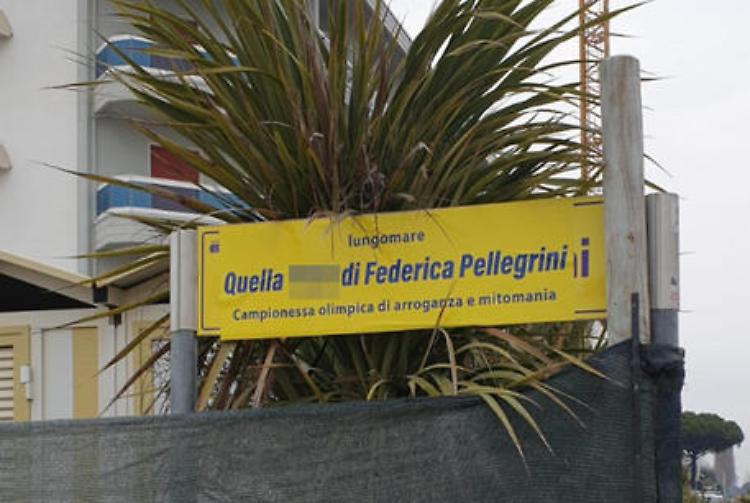 Cartelli ingiuriosi contro Federica Pellegrini a Jesolo