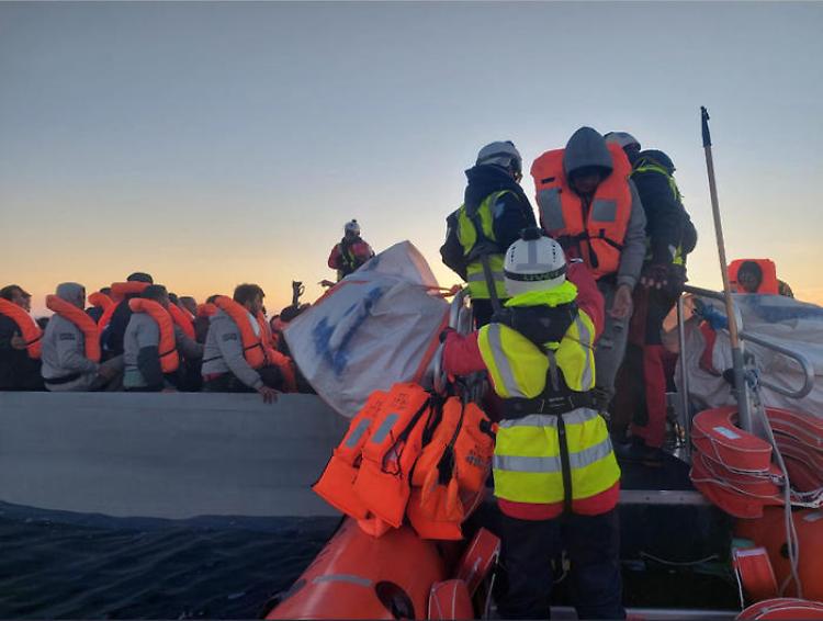 Migranti: gommone speronato da barca libica, 3 dispersi