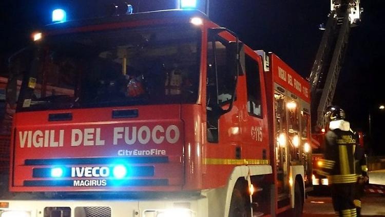 Cadono pezzi di muro in strada, intervengono i vigili del fuoco