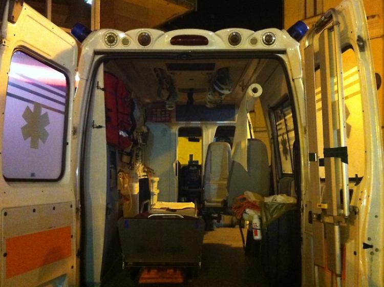 Fa retromarcia con l'auto, investe e uccide nipote di 2 anni