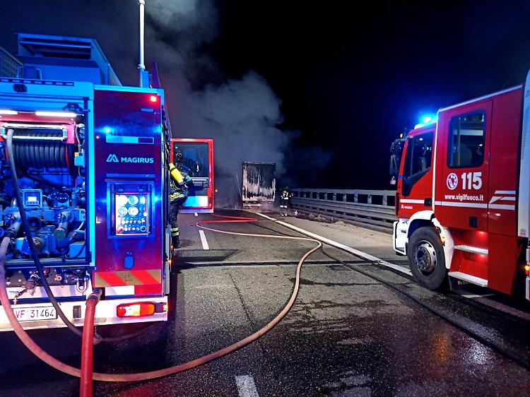 Mezzo pesante in fiamme sull'A21