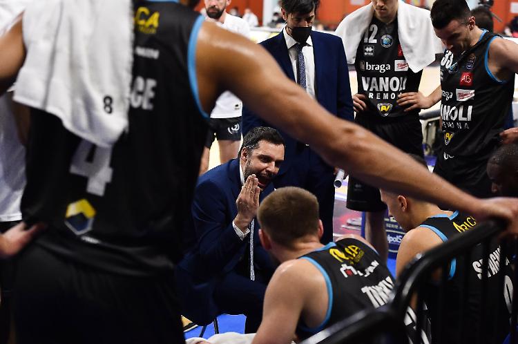 Basket, Vanoli battuta: a Milano gara senza storia