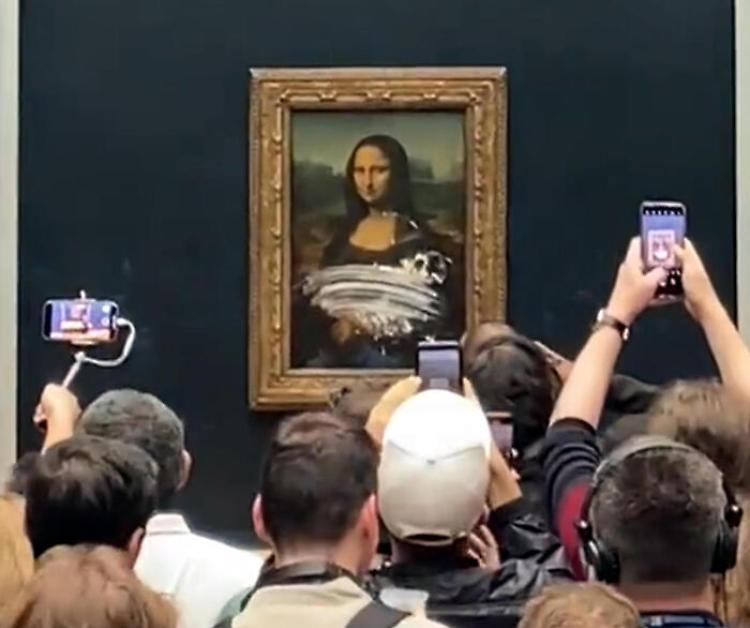Torta contro la Gioconda al Louvre, il video è virale