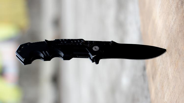 In giro un coltello a serramanico e del metadone, denunciato