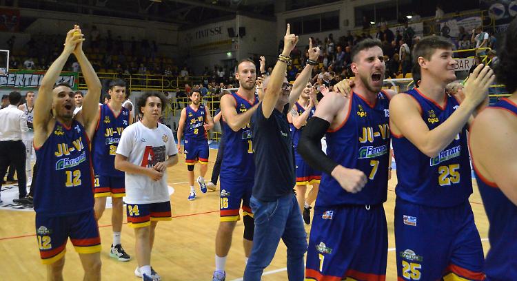 Basket, Juvi Ferraroni entusiasmante: è in finale