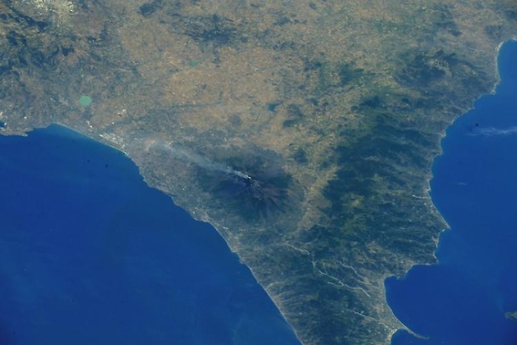 AstroSamantha fotografa il pennacchio di cenere dell'Etna