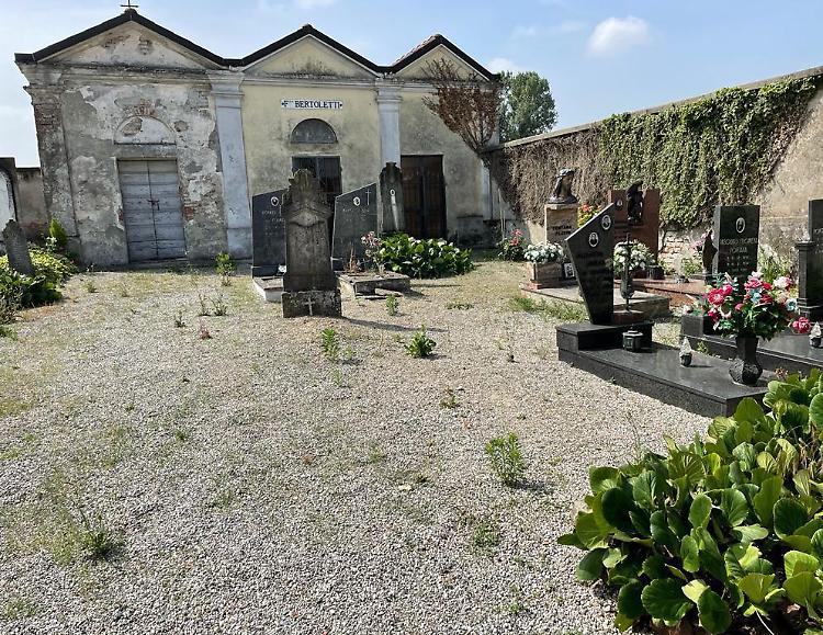 «Cimiteri trascurati», ultimatum del sindaco