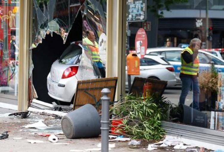 Auto sulla folla in centro Berlino, un arresto
