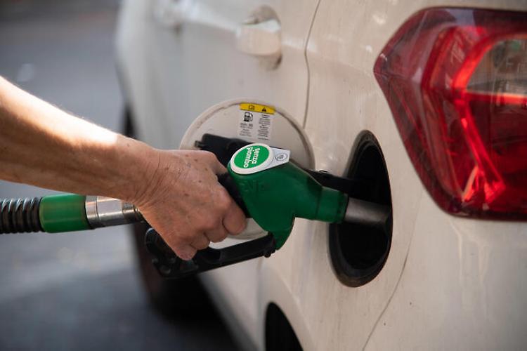 Caro carburanti: la benzina sale ancora. Al self 2,018 euro al litro