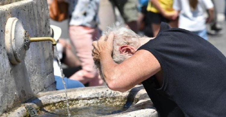 Caldo africano con punte di 38-40 gradi: ecco il Decalogo salva vita per anziani e fragili