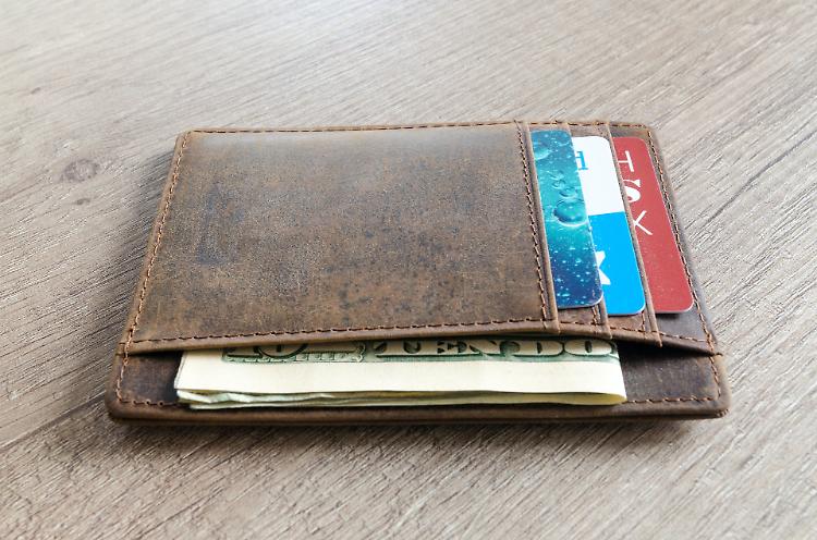 Trova due carte postamat in un portafogli smarrito e le usa per fare acquisti, denunciato