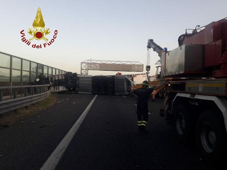 Incidente in A1 in Emilia, un morto e sei feriti