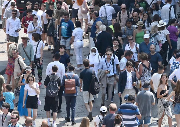 Covid, Parisi: "Assurdo ridurre l'obbligo della mascherina"