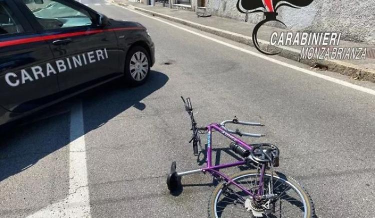 Ruba un'auto a un anziano, investe per sbaglio suo padre in bici e scappa