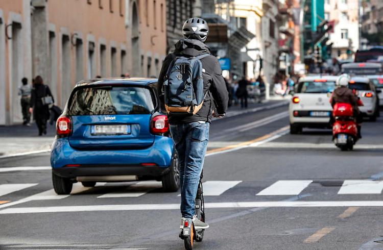 Monopattini: contro i parcheggi selvaggi arriva la notifica sul cellulare