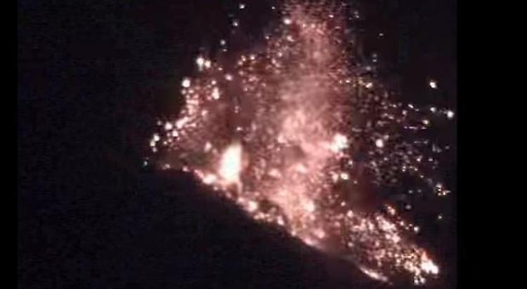 Stromboli: esplosioni nella notte in area craterica Nord