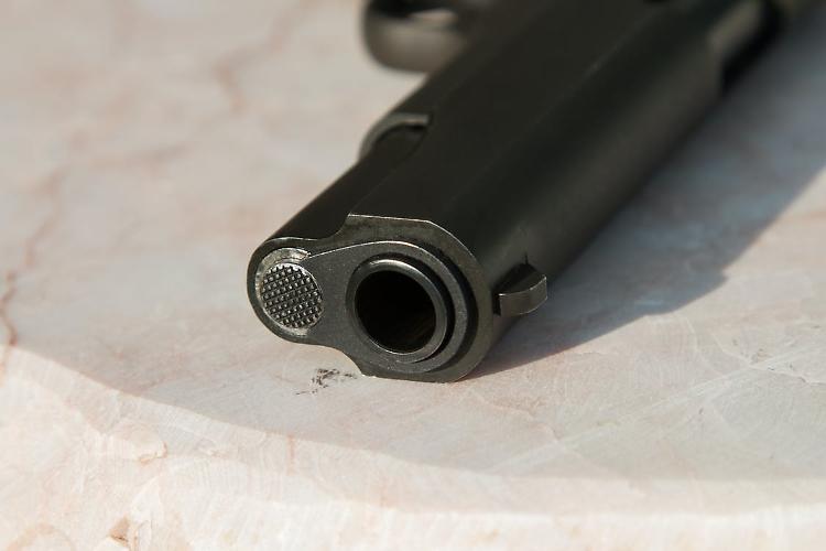 Parte un colpo dalla pistola mentre la pulisce, gravissimo un 62enne