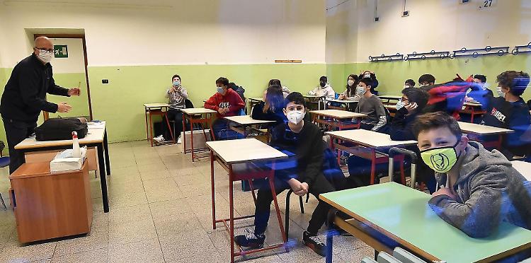 Covid: nel Pavese 1.500 studenti tornano in aula con mascherina