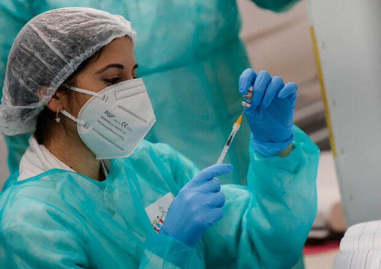 Speranza: "Vaccini aggiornati disponibili a metà settembre"