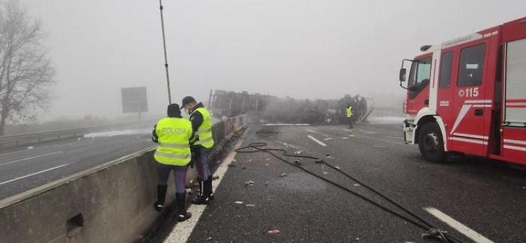 Tir ribaltato in A1, chiuse corsie sud dopo casello Lodi