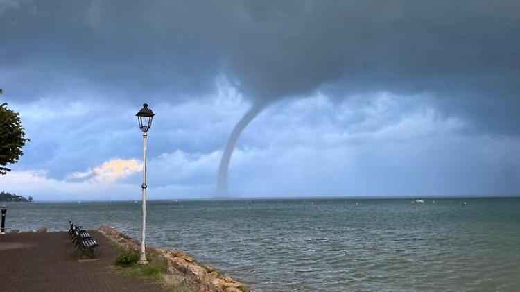 Nubifragi e trombe d'aria sul Garda. Fango e frane nel Comasco