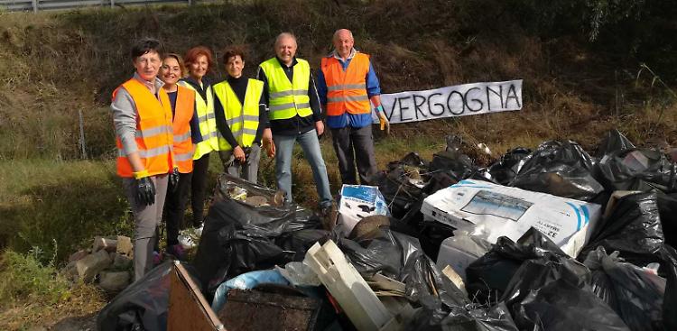 Rifiuti abusivi sulla Paullese: raccolti 5 quintali