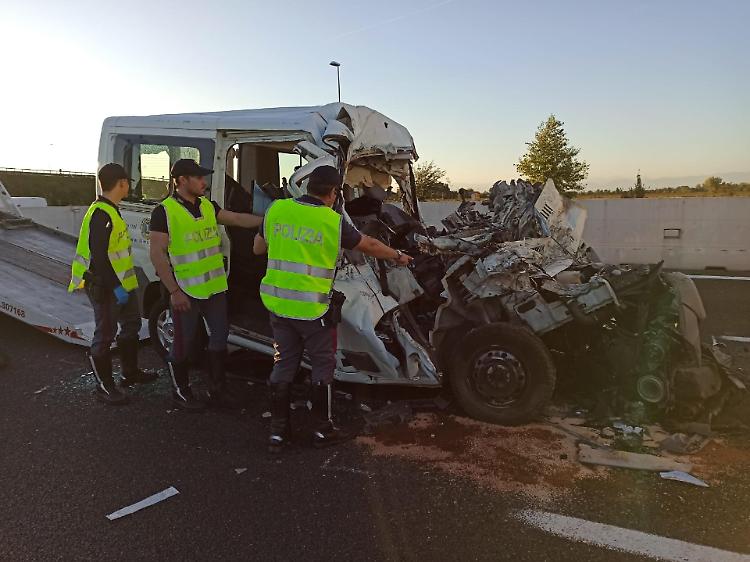 Furgone sotto un camion in A4, sei morti e un ferito grave