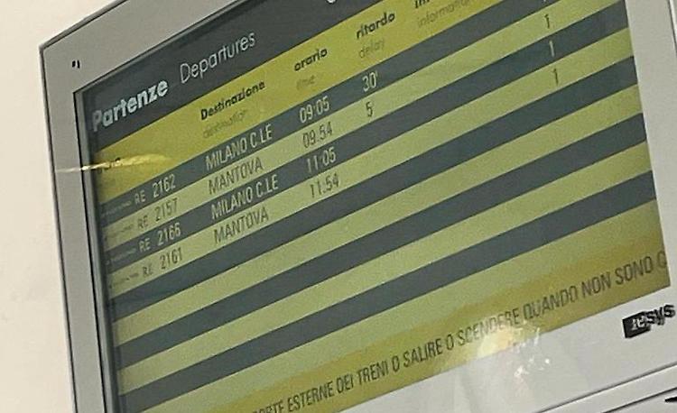 Convogli ancora in ritardo: «Una linea al collasso»