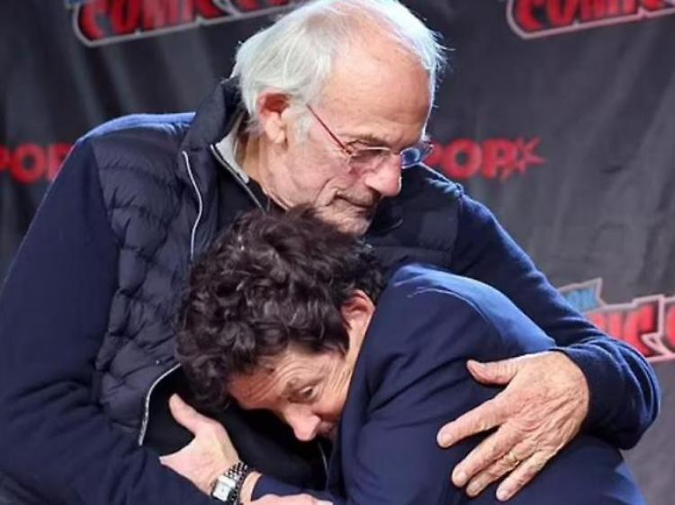 L'abbraccio commovente tra Marty McFly e Doc di Ritorno al futuro: la scena &egrave; virale