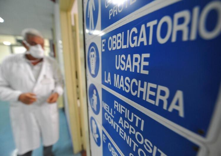Covid,  medici ospedalieri contro l'abolizione dell'obbligo della mascherina