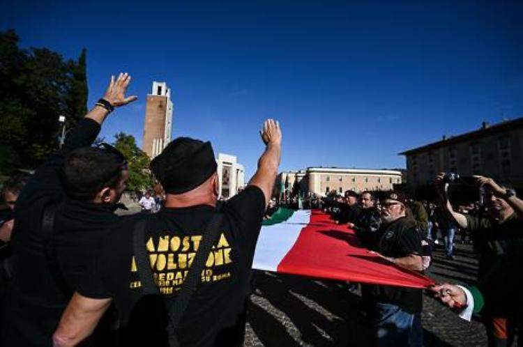 Corteo di Predappio, otto indagati per il saluto romano