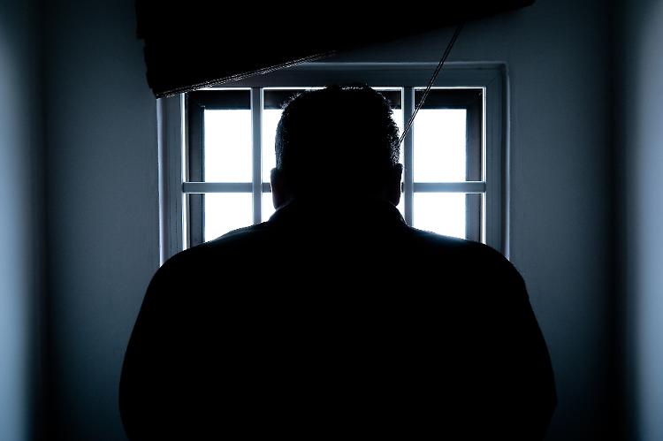 Violenze su un detenuto: due dei poliziotti arrestati rispondono al gip, l'altro non parla