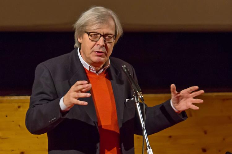 Consiglio Lombardia approva l'incompatibilità per Sgarbi