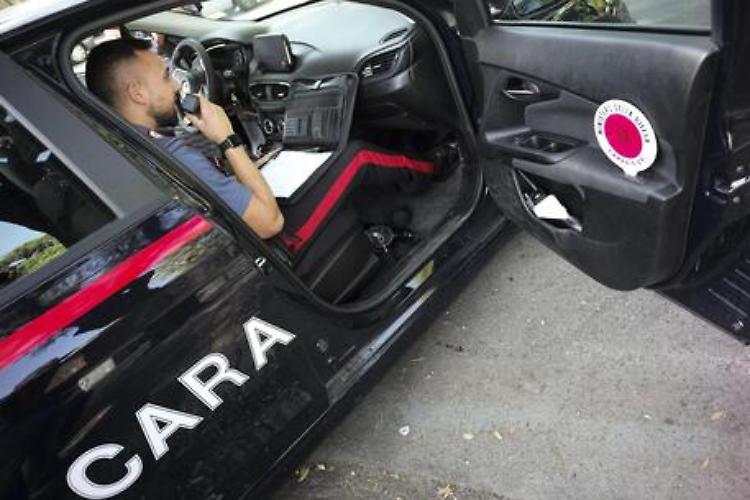 Uccide la compagna a coltellate e si suicida. Il gesto annunciato su Facebook