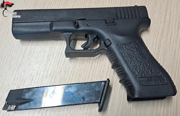 Parte un colpo dalla pistola mentre la pulisce, gravissimo un 62enne