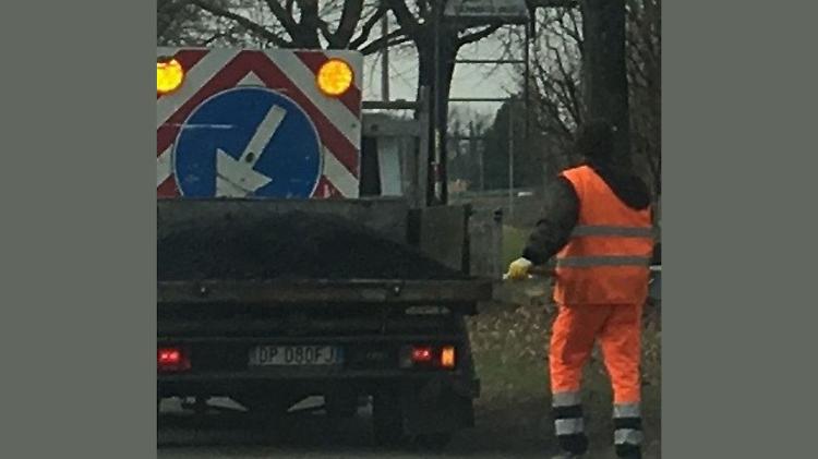 Rifiuti, provinciali piene di sacchi abbandonati: «Furgoni-spia oppure i droni»