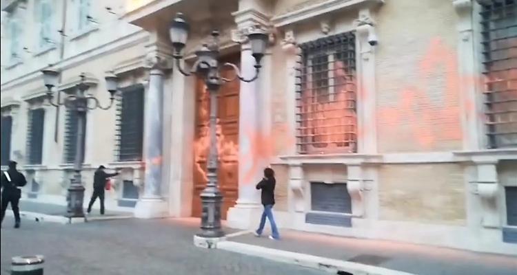 Imbrattato l'ingresso di Palazzo Madama, Centinaio: «Incivili screditano la battaglia per l'ambiente»
